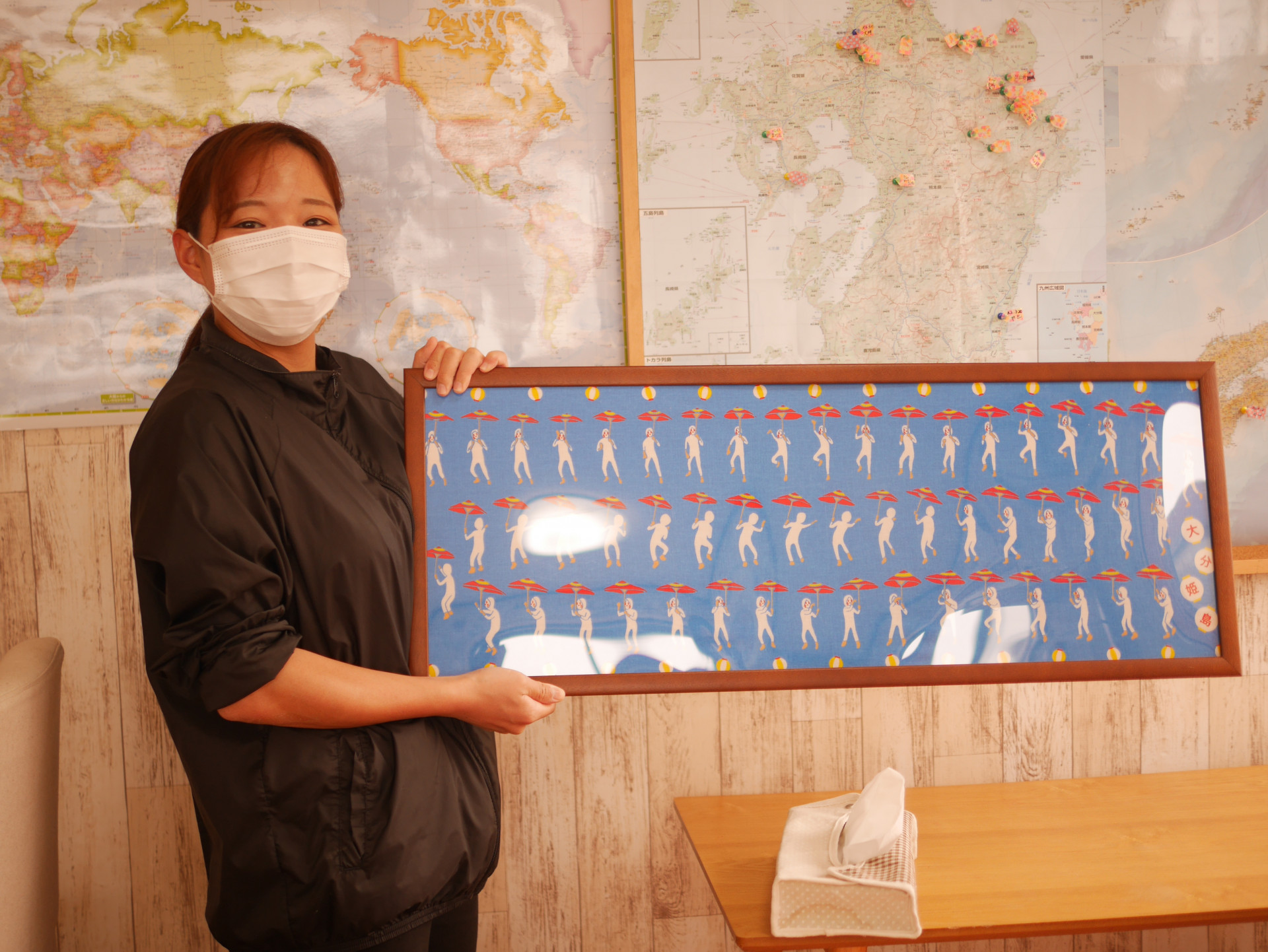 姫島の手拭いを持つ伊井さん