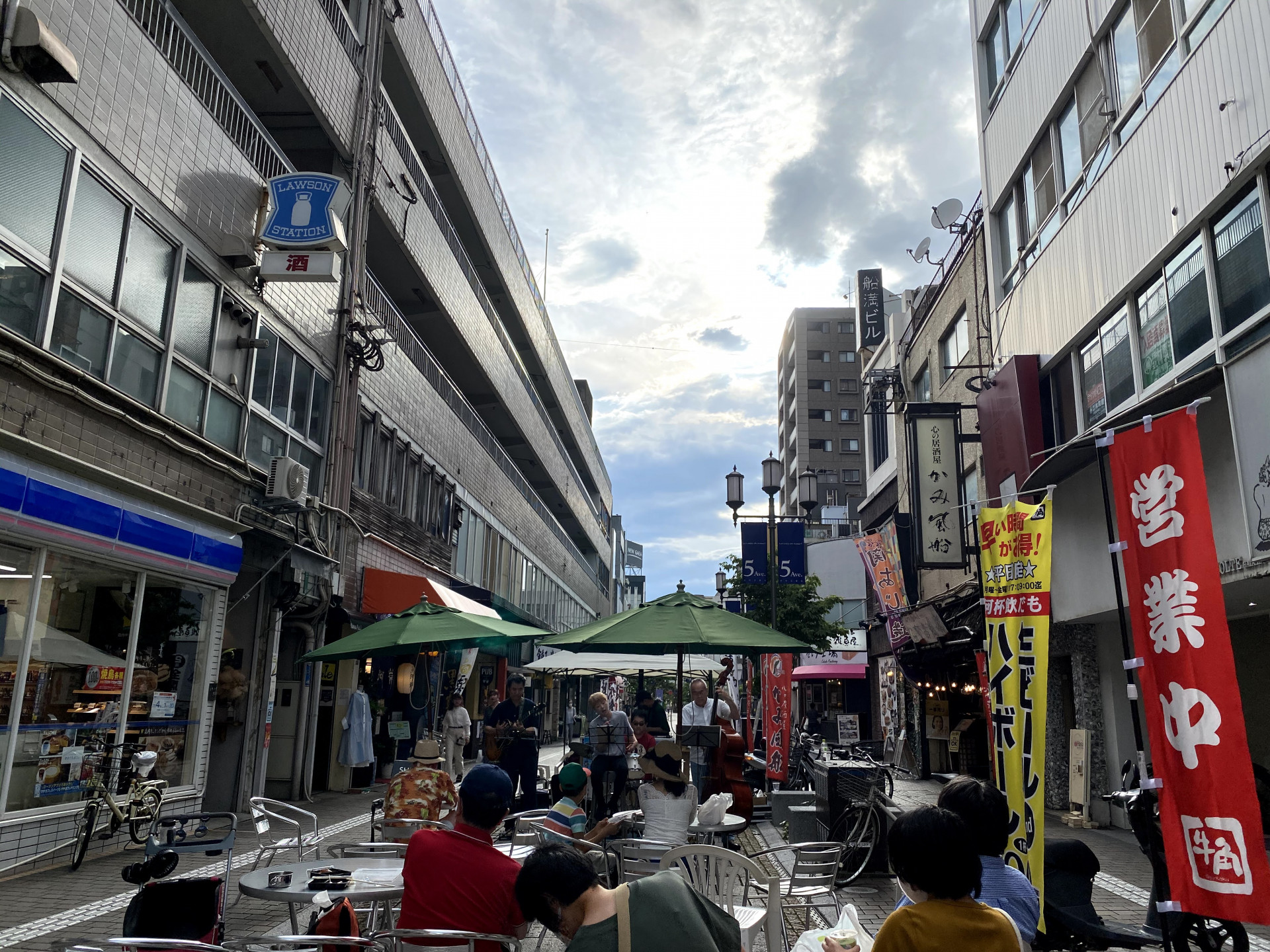 週末などに行われている音楽イベントの様子