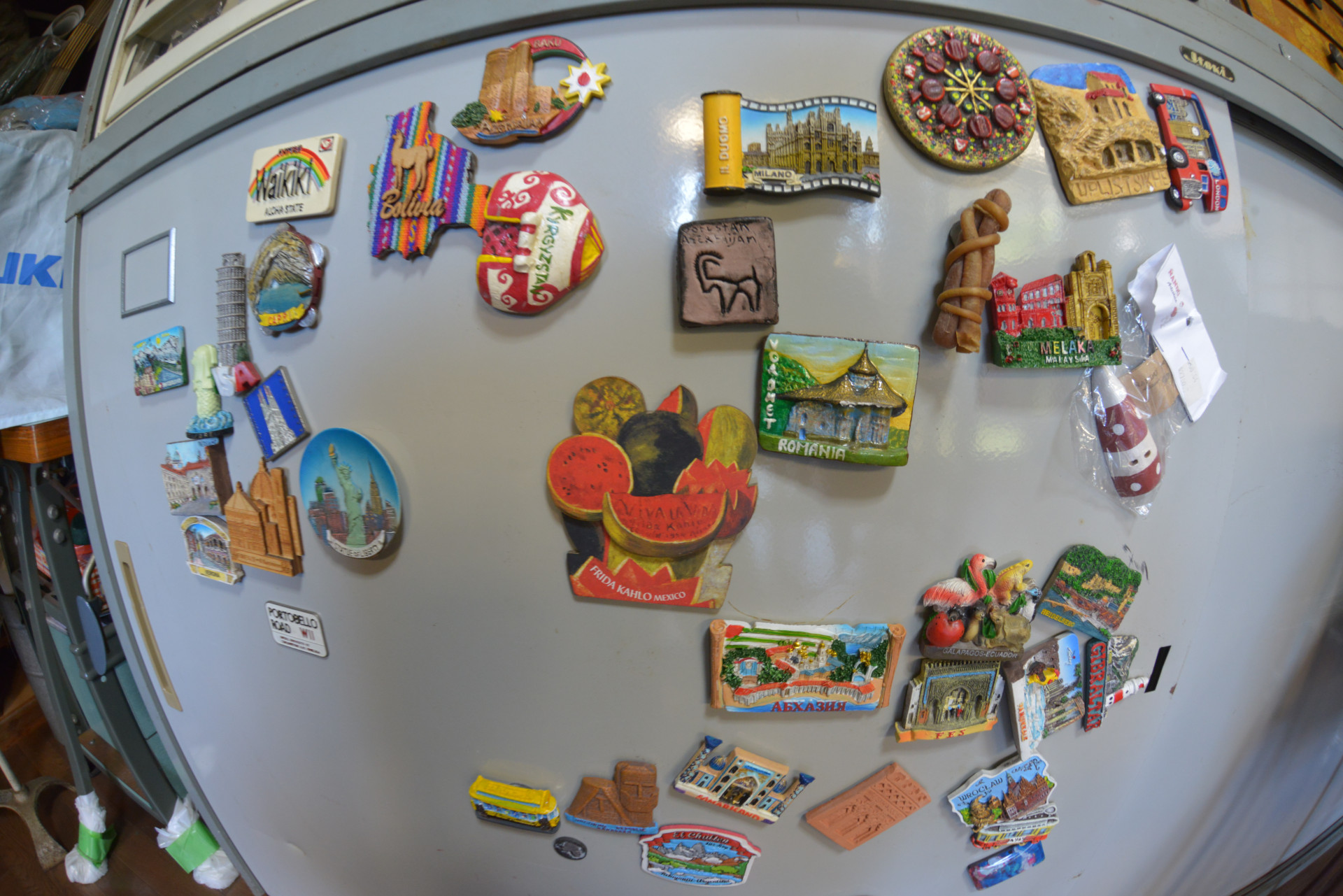 工房にはられた世界各地のマグネット