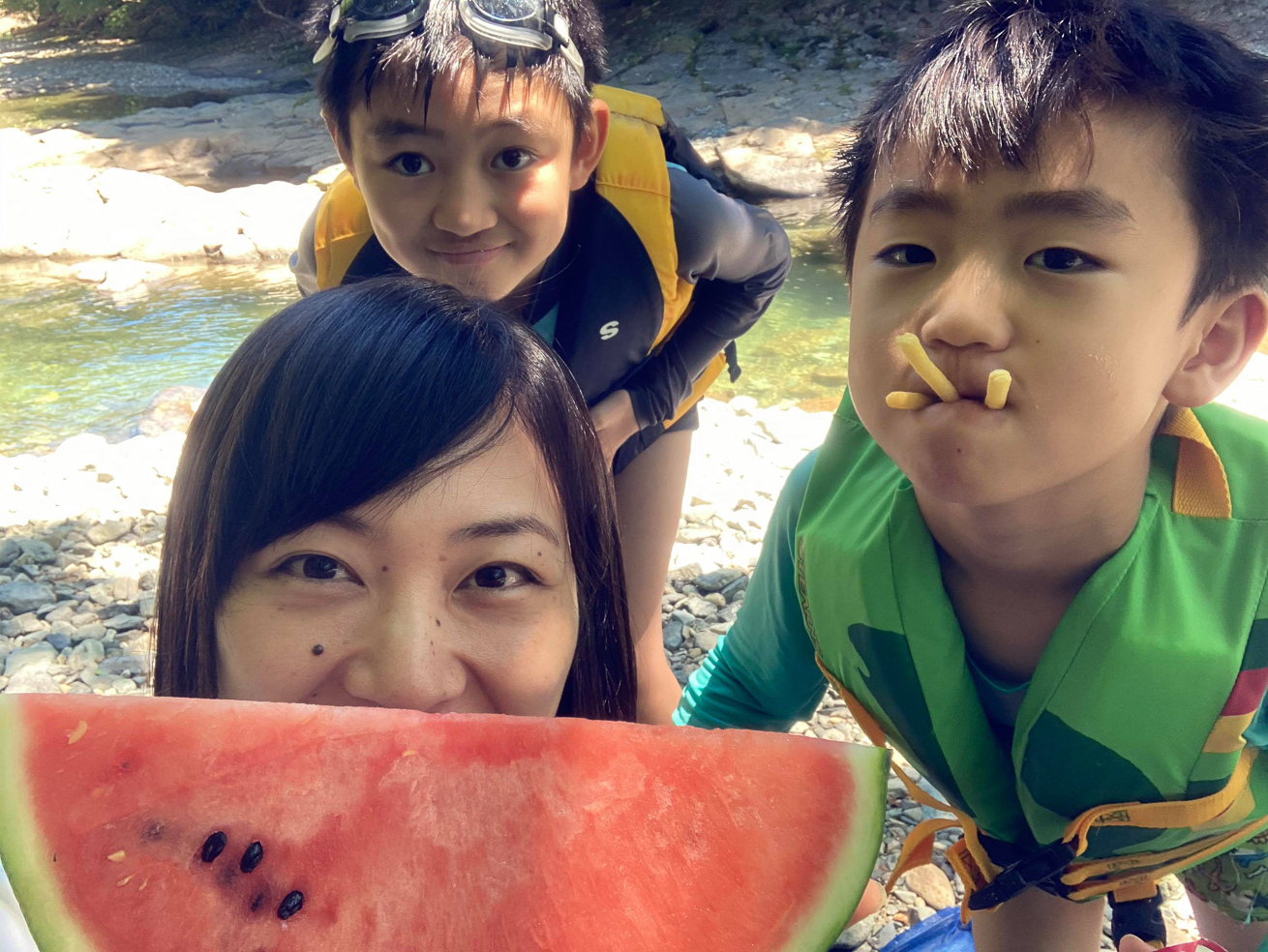 川本さんとお子さん達との写真