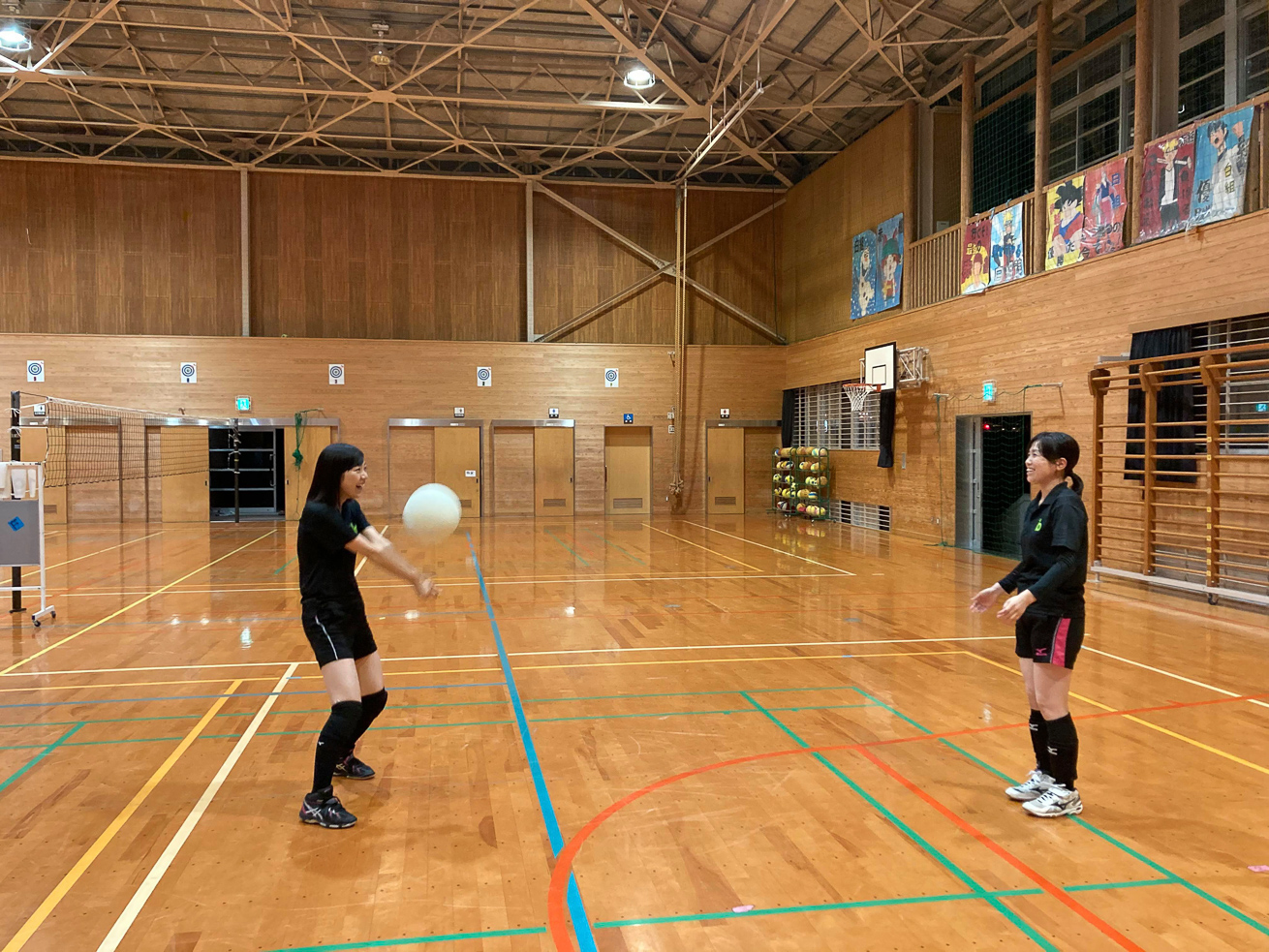 川本さんがバレーボールをする写真