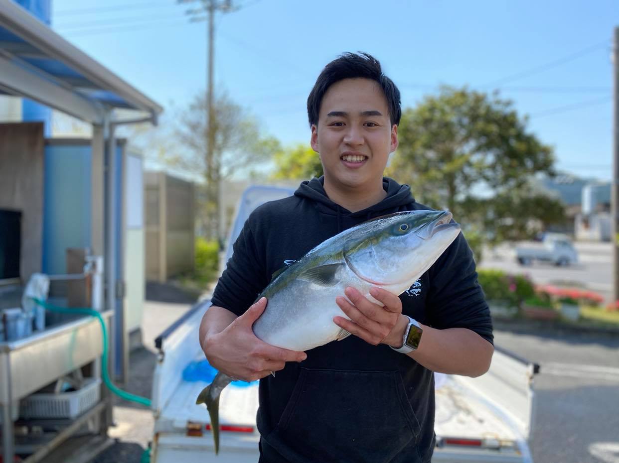 23歳で道の駅かまえの駅長に。思い出の故郷に想いを馳せ、蒲江とブリを世界へ伝えていきたい早川さんの移住と挑戦の日々。
