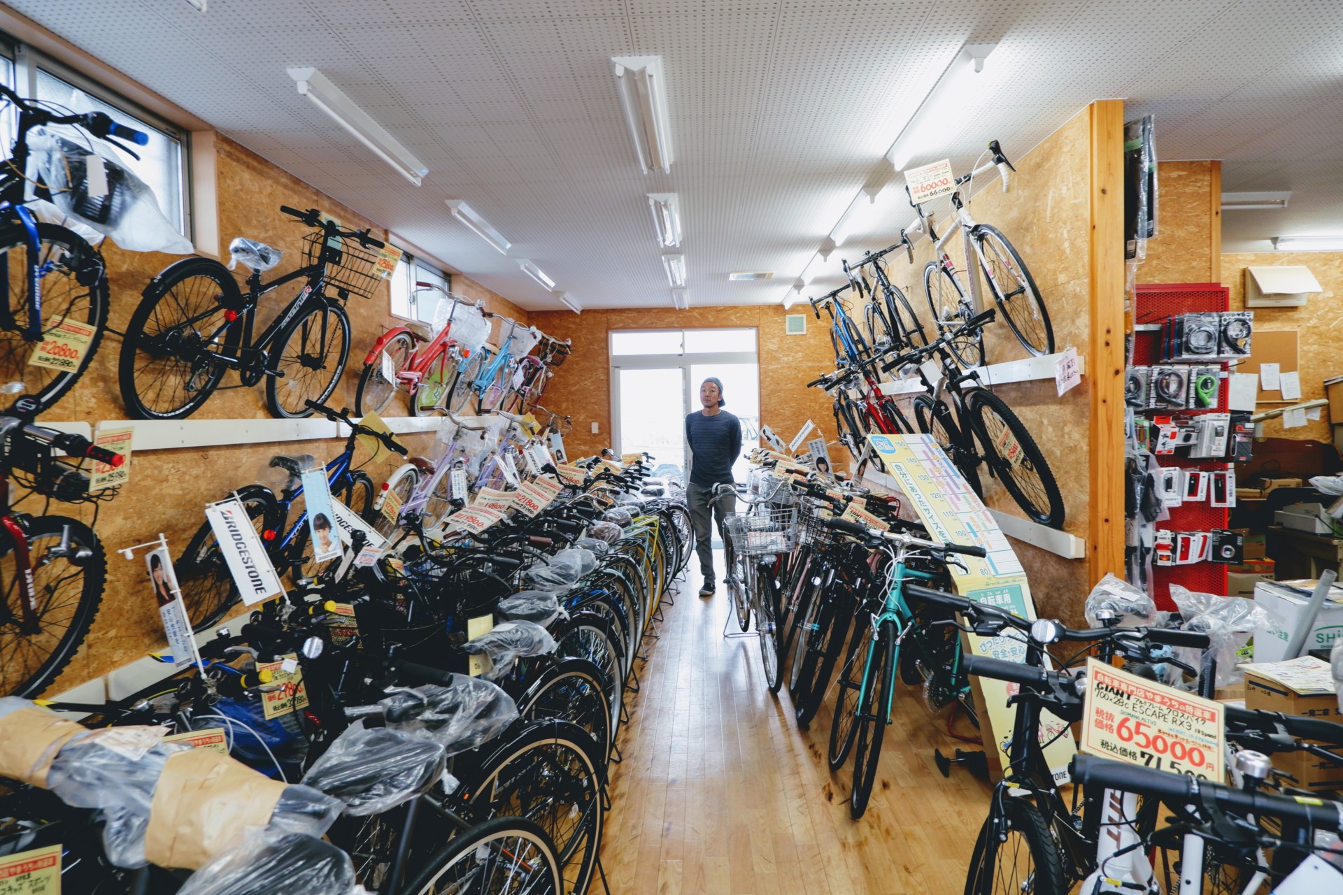 自分で作った自転車で旅をして、気づけば流れ着いた佐伯。仲間と好きなことをして緩くホームを生きる佐伯暮らし。