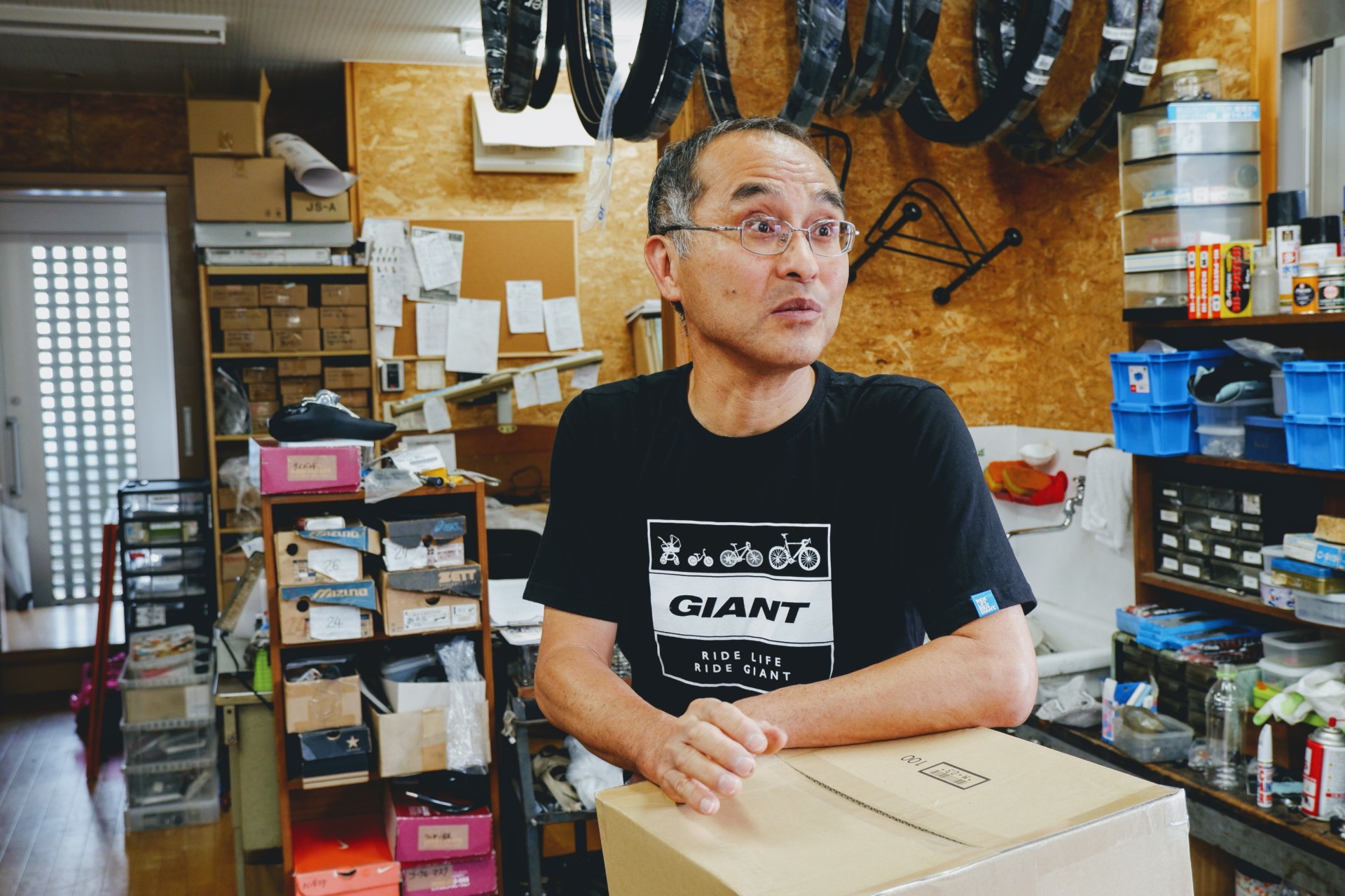 自分で作った自転車で旅をして、気づけば流れ着いた佐伯。仲間と好きなことをして緩くホームを生きる佐伯暮らし。