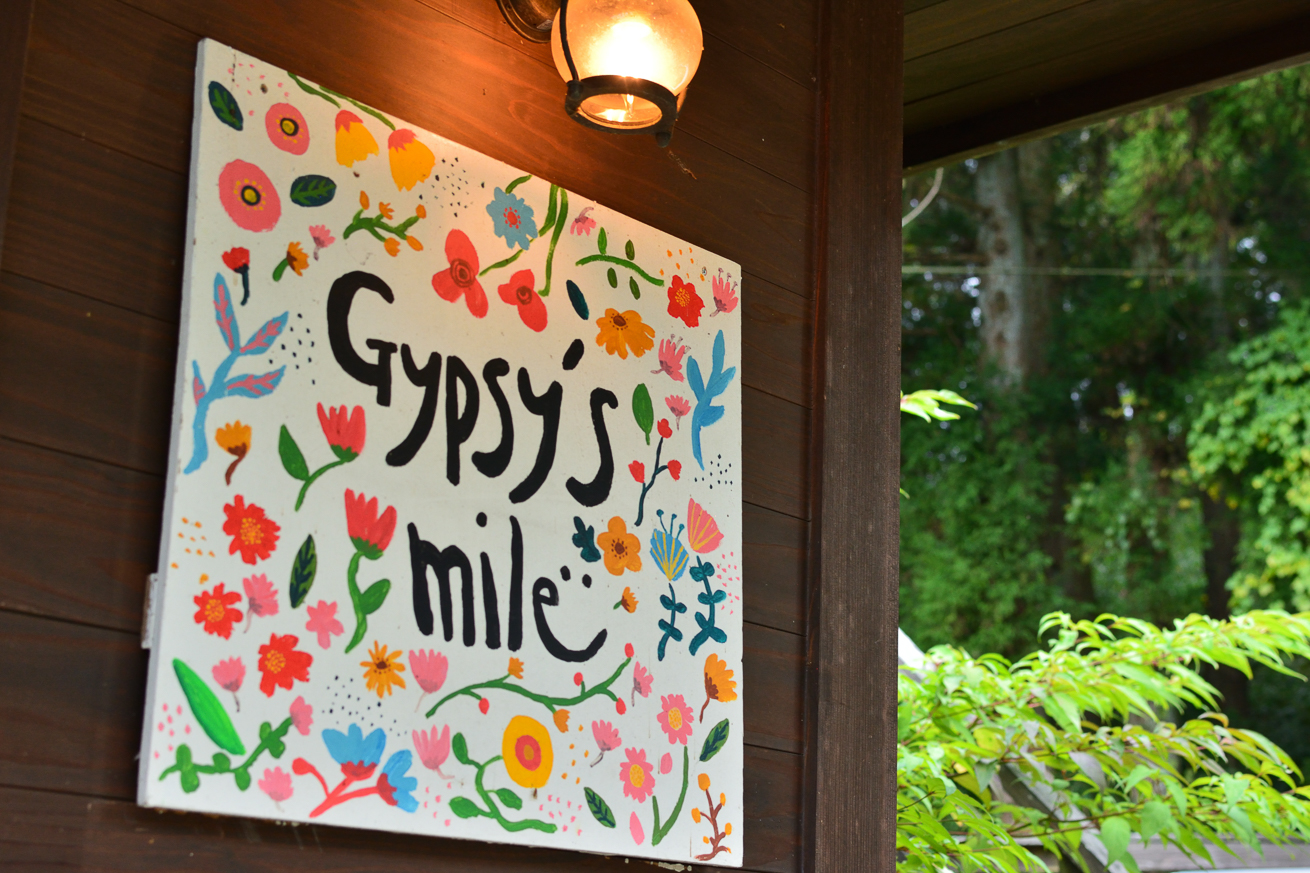 ジプシースマイルの看板写真
