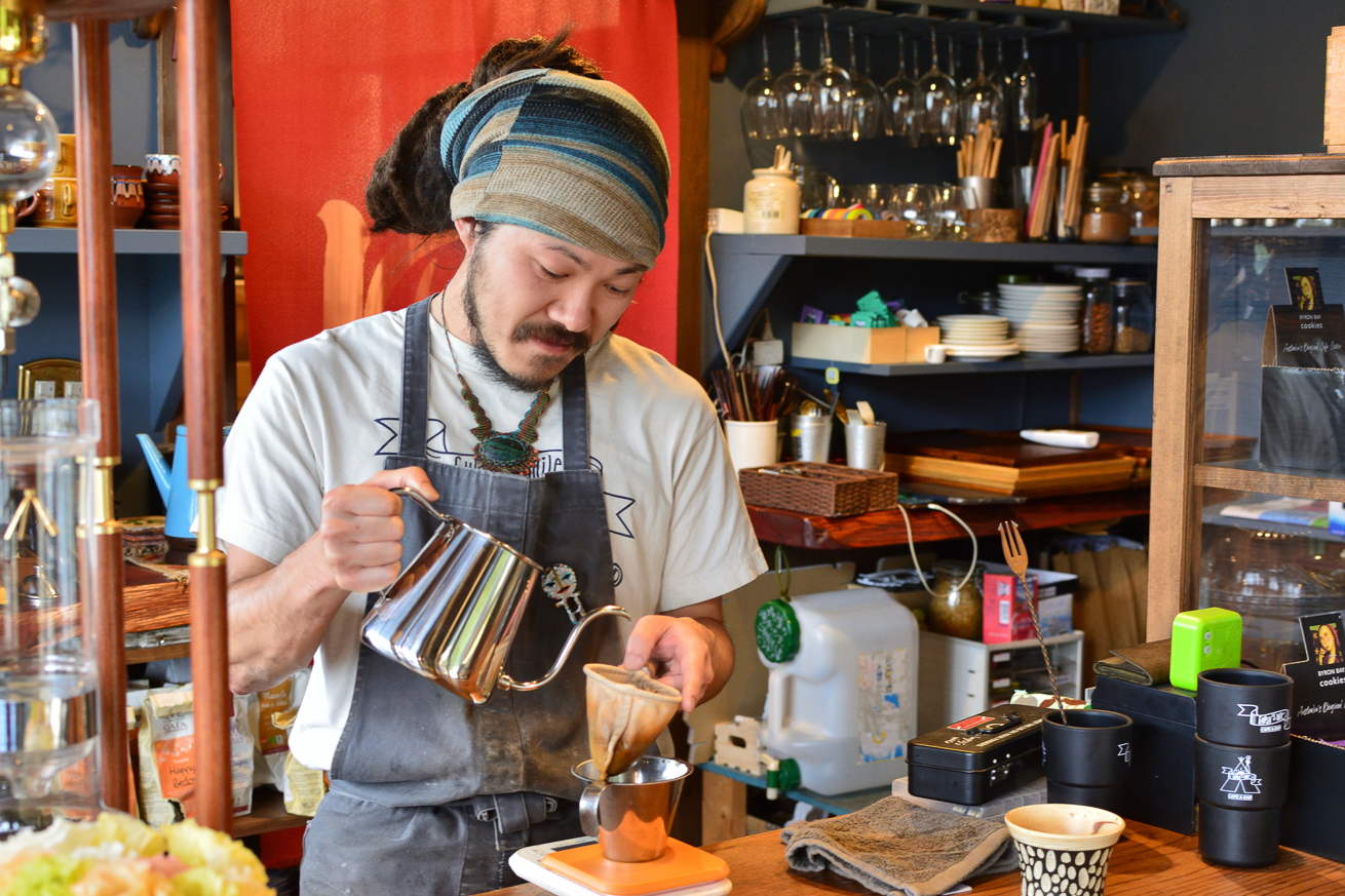 コーヒーを淹れる勇介さんの写真