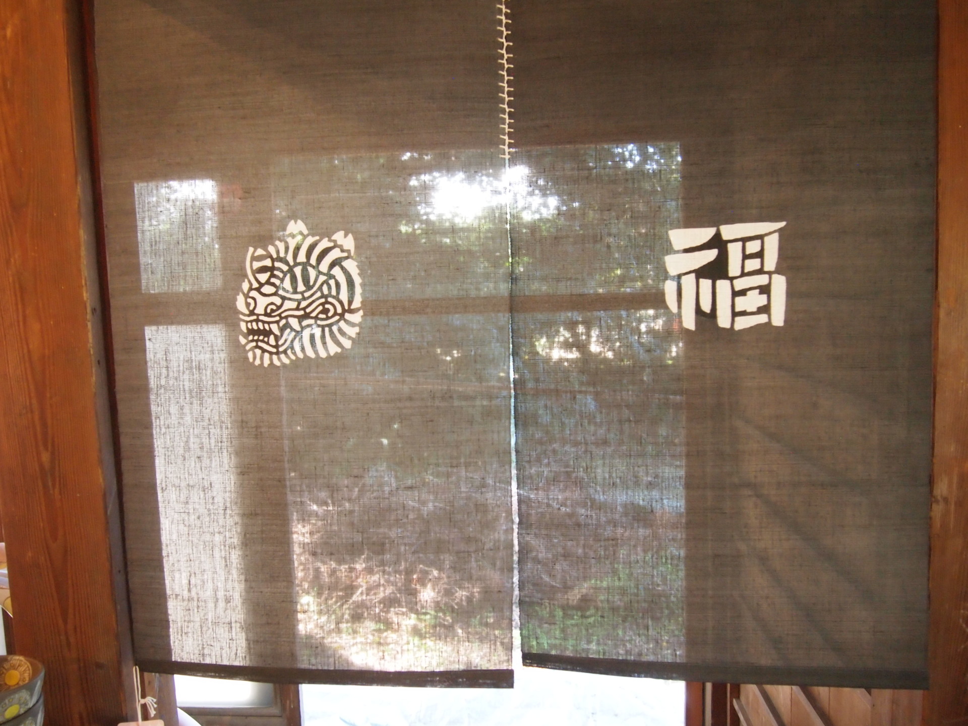 伝統の型染を自分らしく表現し、人や社会を明るく楽しくする「よつめ染布舎・よつめデザイン」の国東市国見町暮らし。