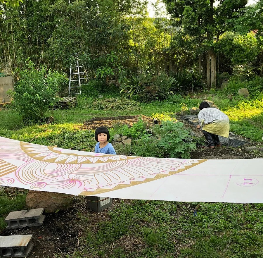 伝統の型染を自分らしく表現し、人や社会を明るく楽しくする「よつめ染布舎・よつめデザイン」の国東市国見町暮らし。