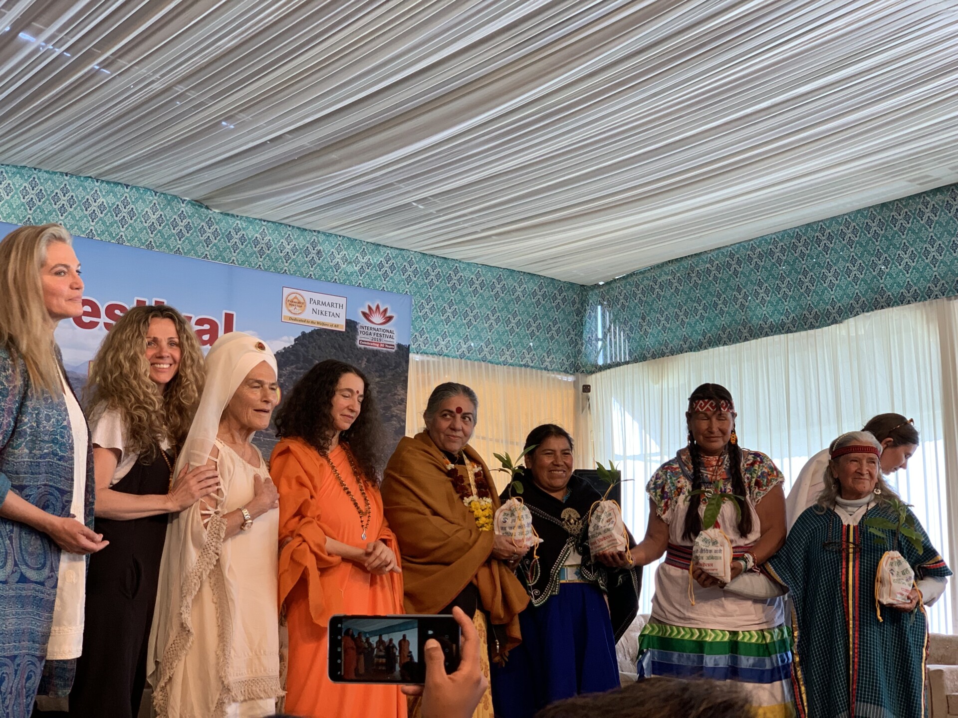 ヨガや瞑想、音楽を通して、夫婦でコミュニティを耕す暮らし。