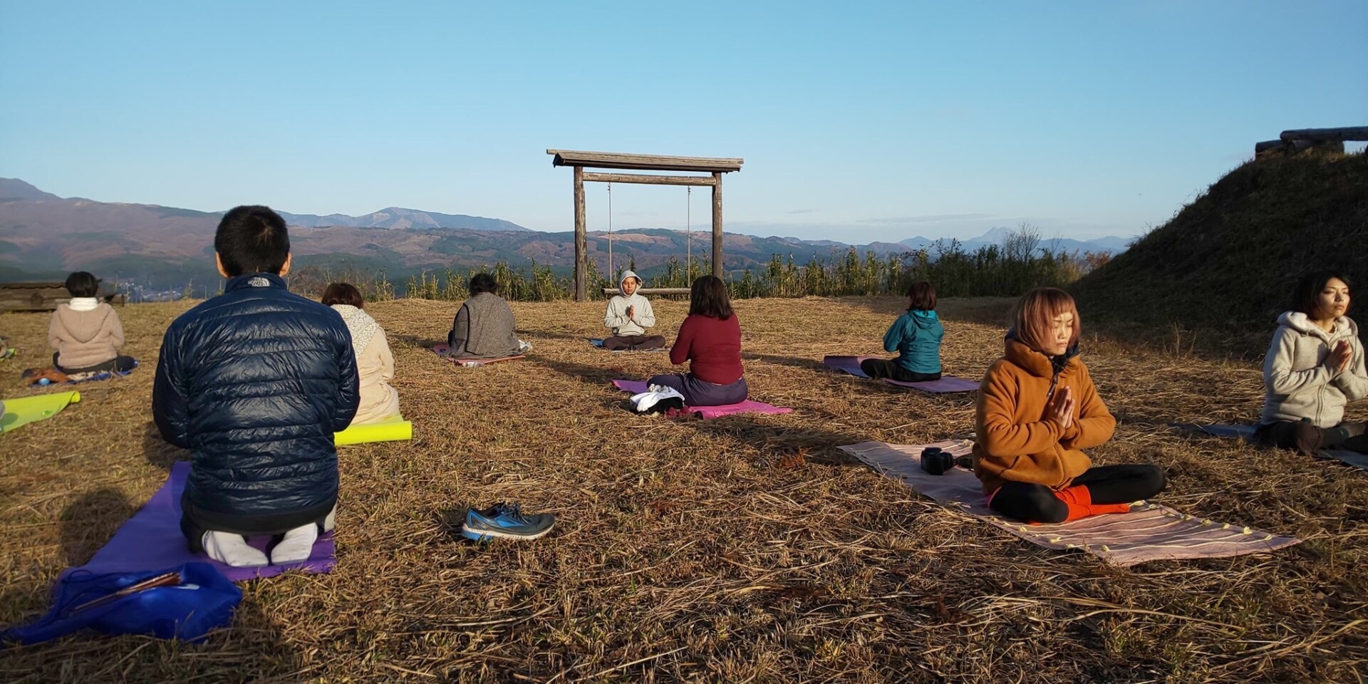 ヨガや瞑想、音楽を通して、夫婦でコミュニティを耕す暮らし。