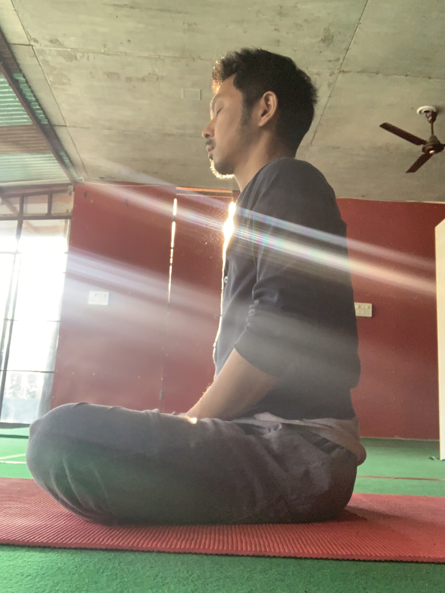 ヨガや瞑想、音楽を通して、夫婦でコミュニティを耕す暮らし。