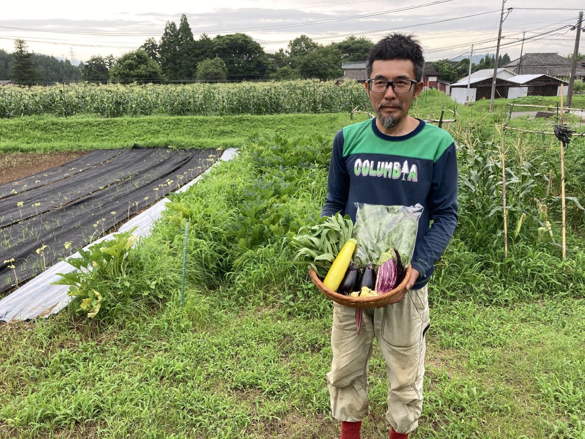 無農薬野菜を持つ生産者山崎さん