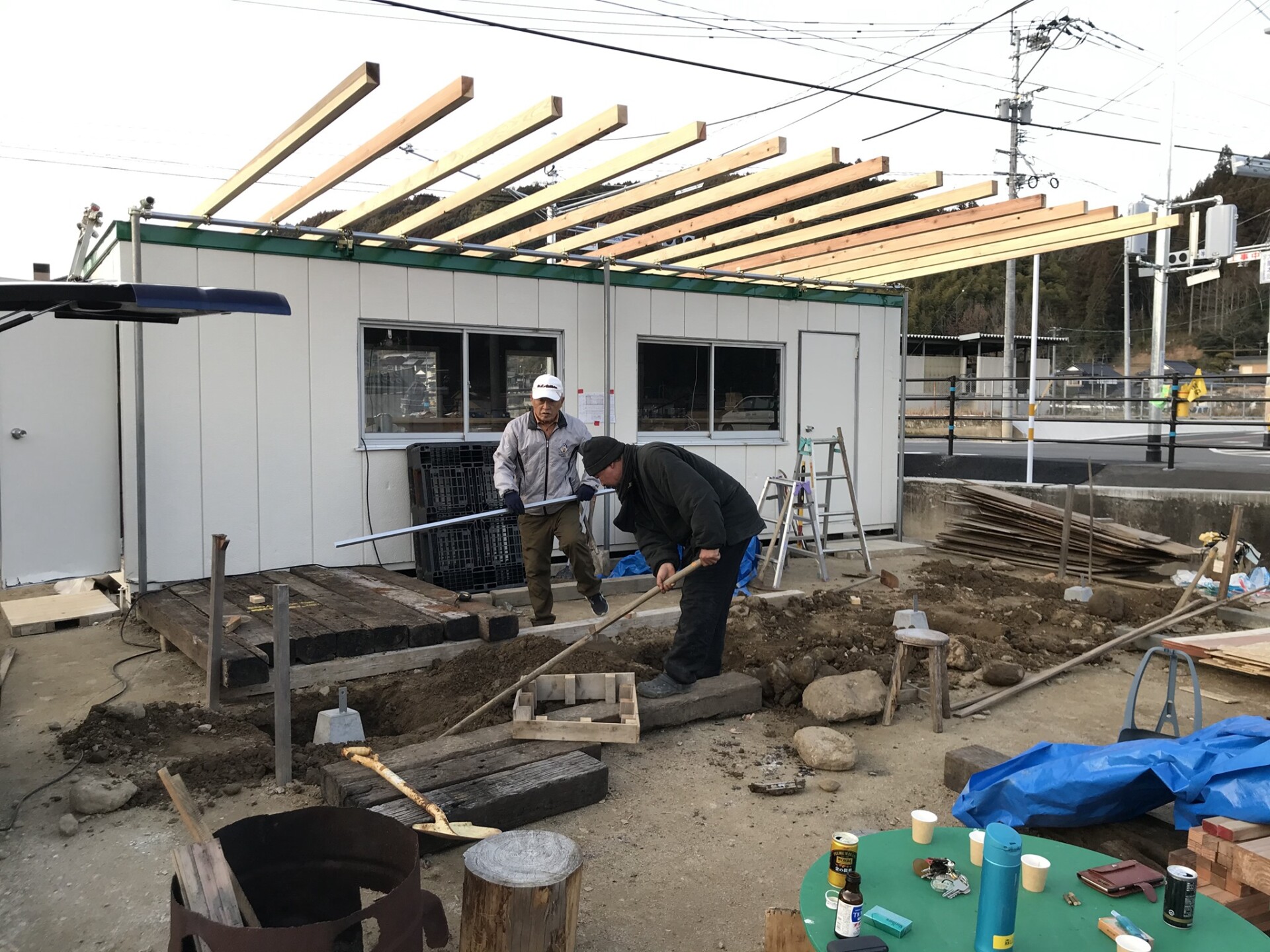 転校後に故郷となった町を喫茶店とバーでつなぎ直す