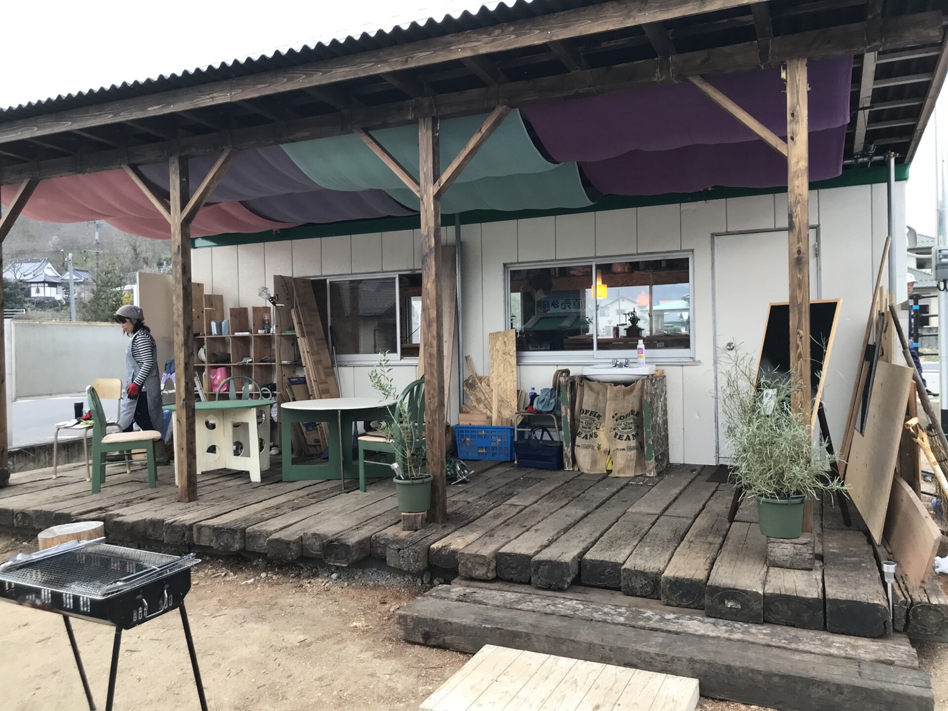 転校後に故郷となった町を喫茶店とバーでつなぎ直す