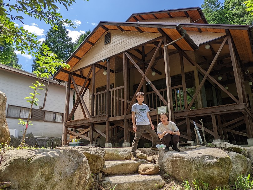 西村幸洋さんと妻の啓子さん