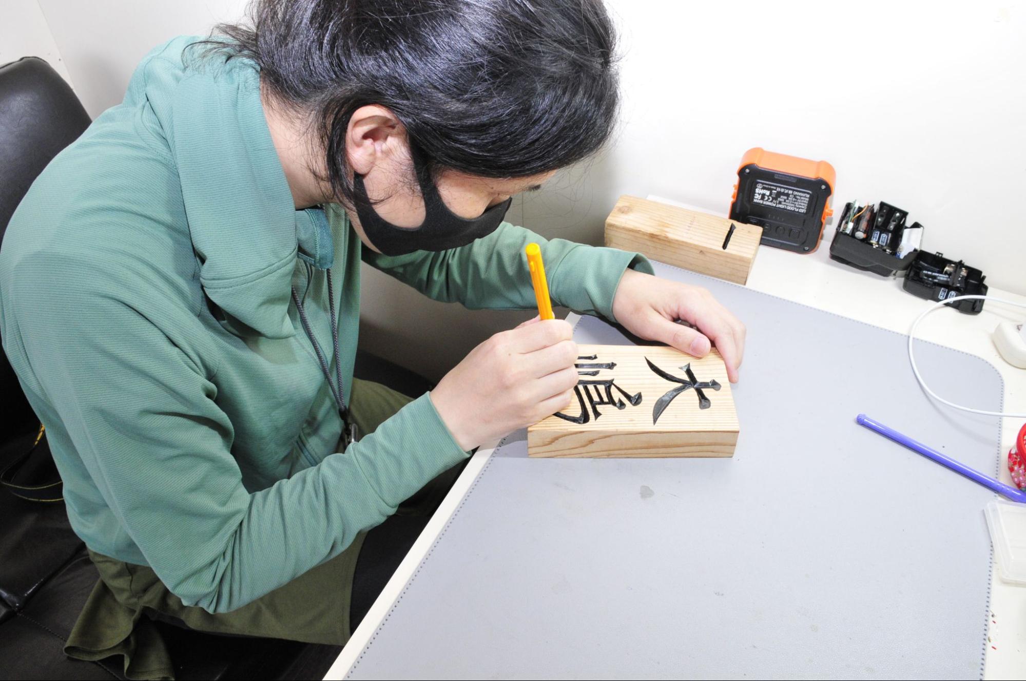 表札を作っている玉川さん