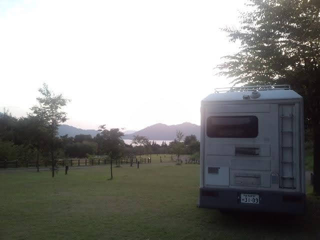 田沢湖畔のオートキャンプ場で撮られた、日本一周をした時のキャンピングカー