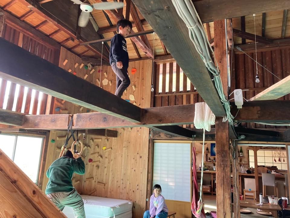 淡路島で佑季さんが運営していた、元倉庫を改装したおのころカフェで遊ぶ子どもたち