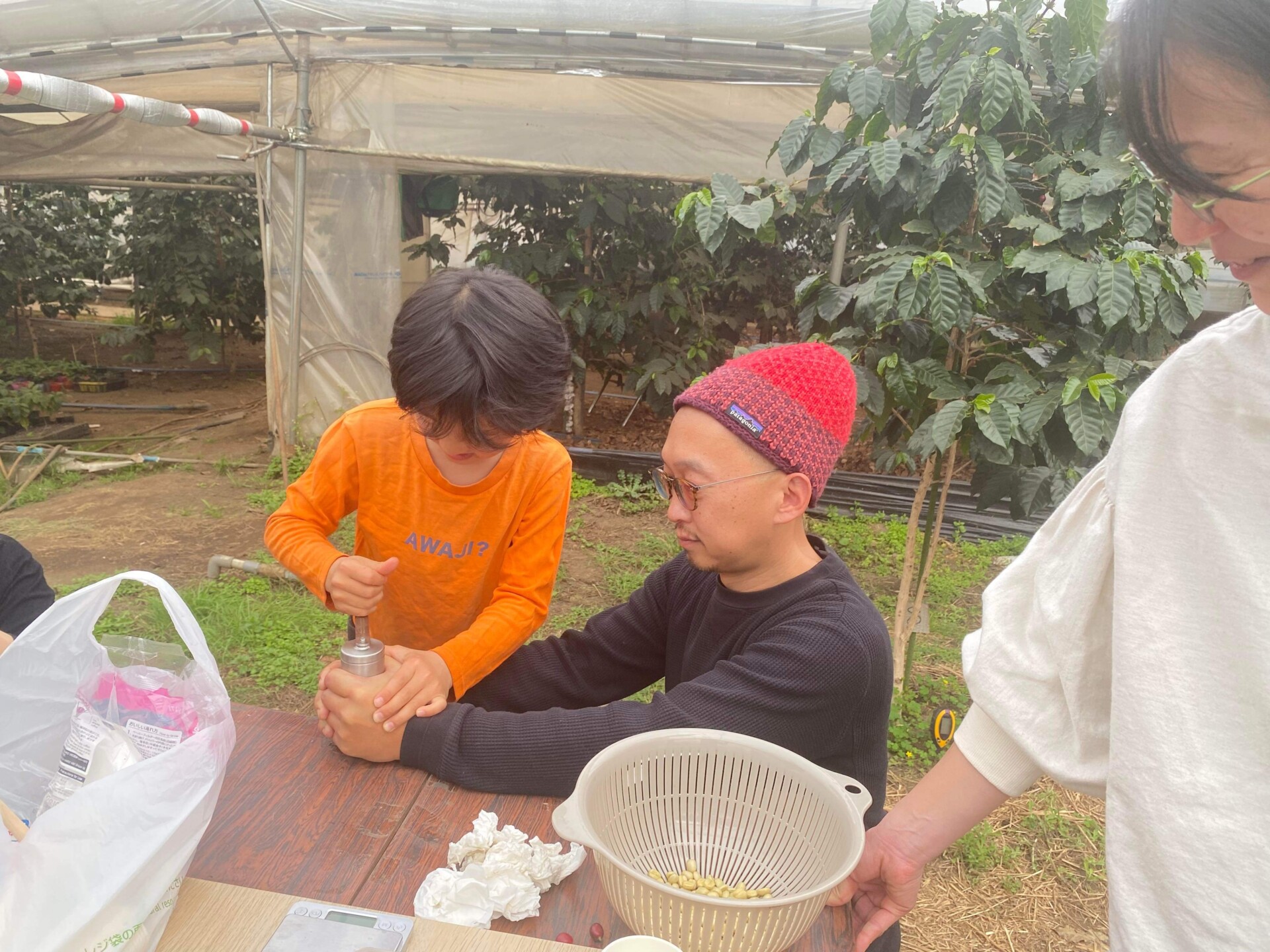 阿蘇にあるコーヒー農園を訪れた灰谷一家