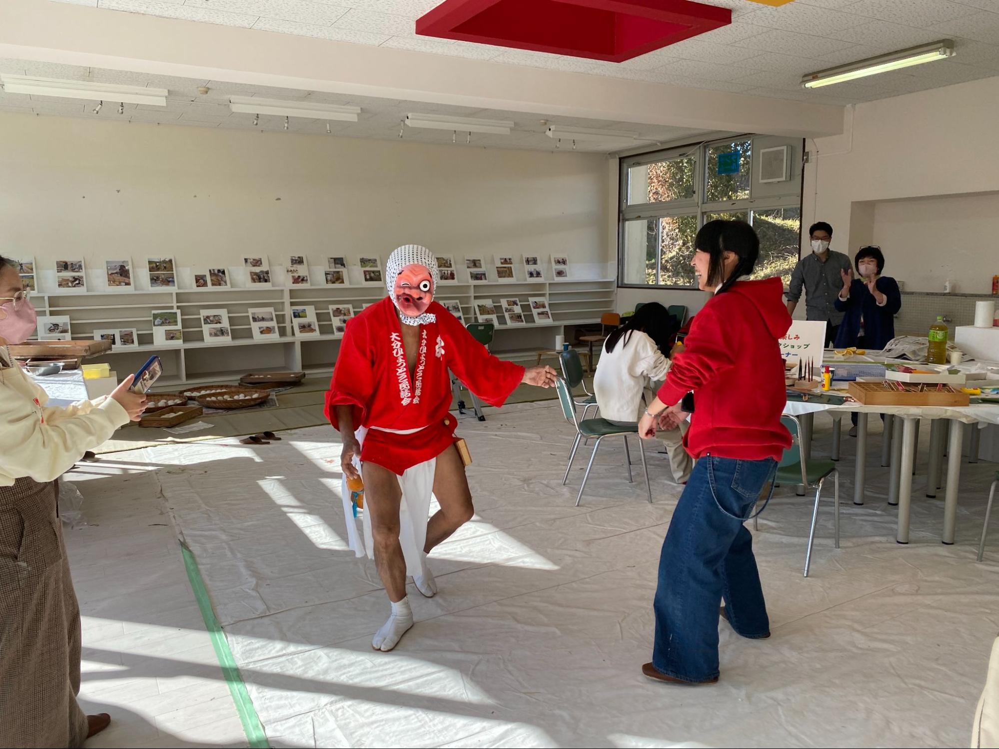 旧校舎活用アトリエにて、地域の方たちと交流する様子