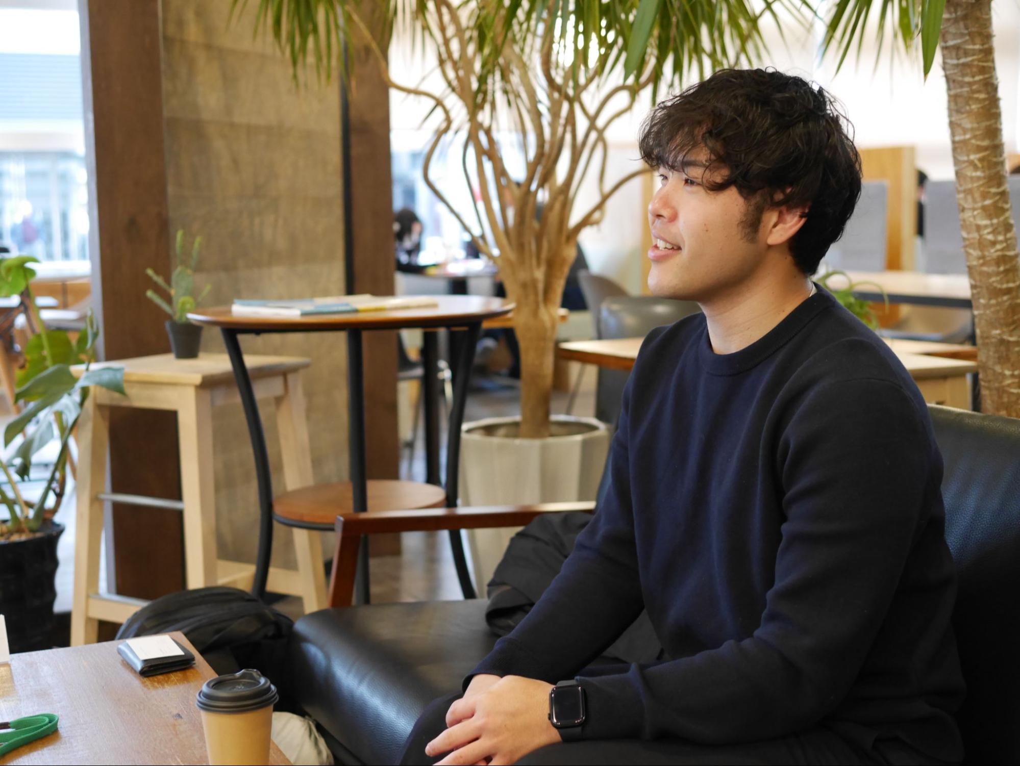 インタビューに答える様子