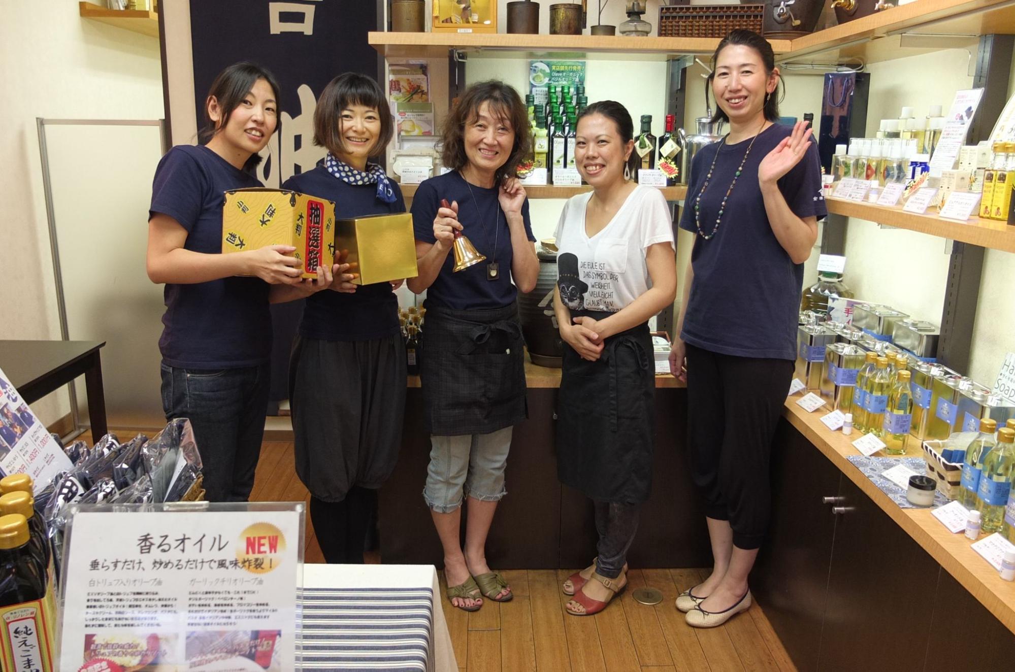 金田油店でお店のスタッフと