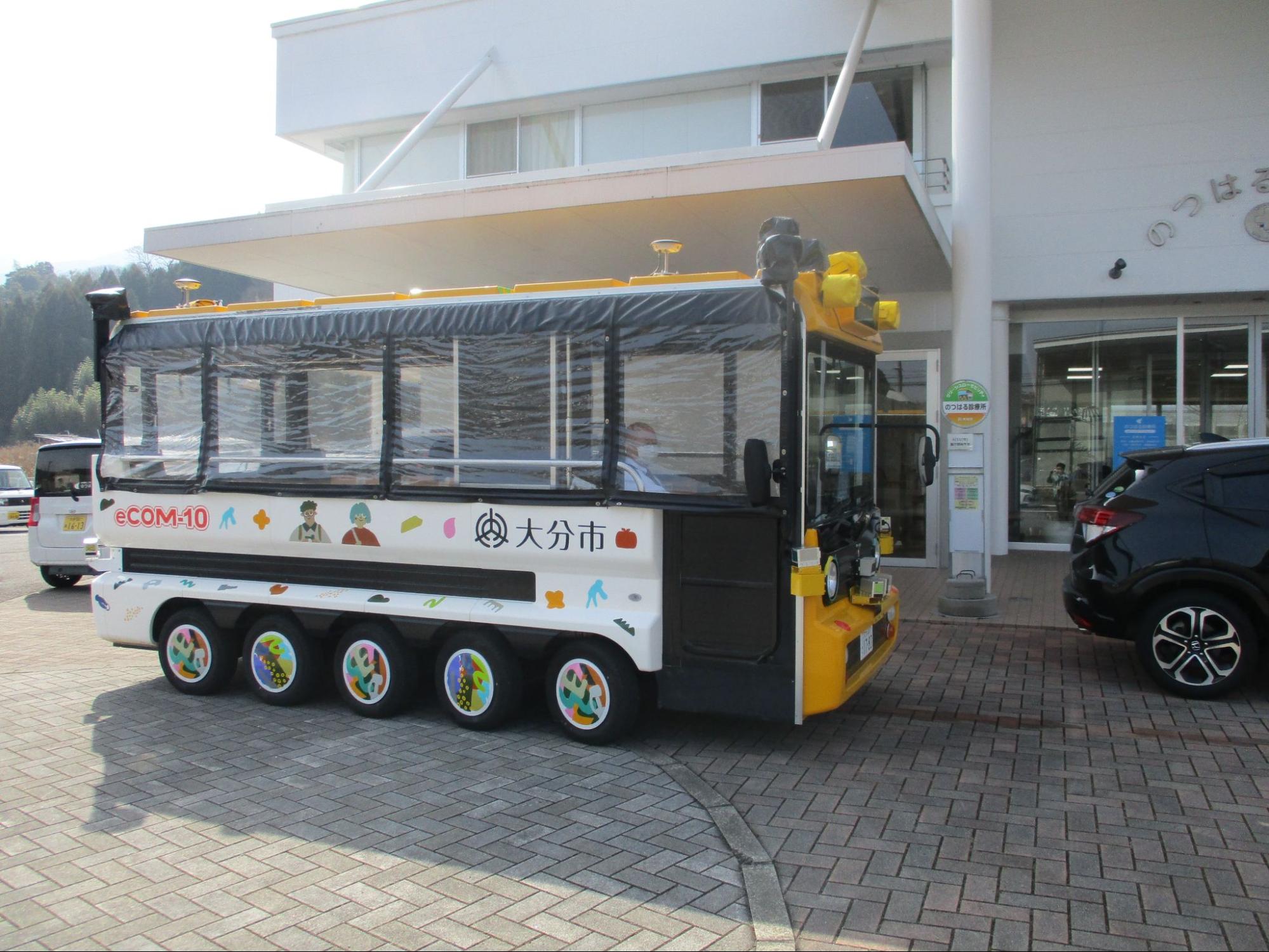 泊さんがデザインしたグリーンスローモビリティの車両ラッピング