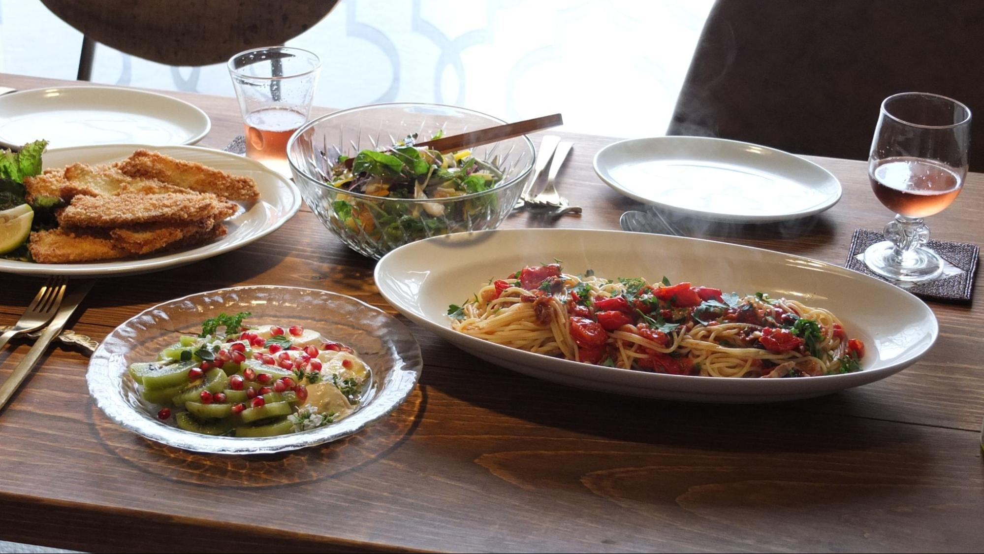 青木さんがこだわっているオリーブオイルなどを使った料理