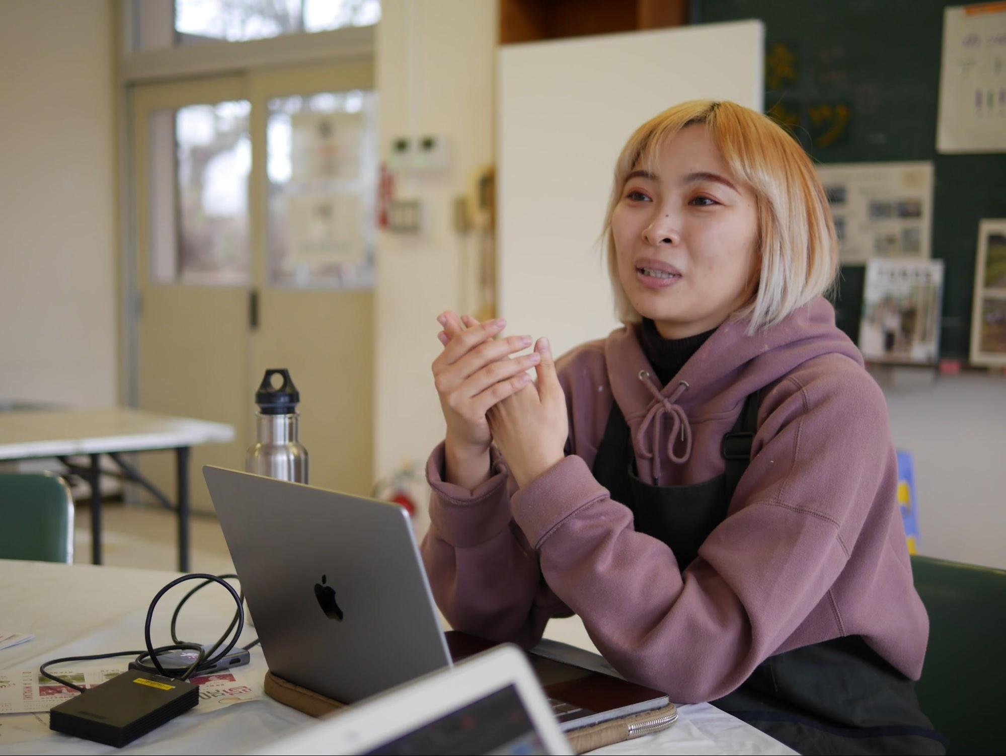 インタビューに答える泊さん