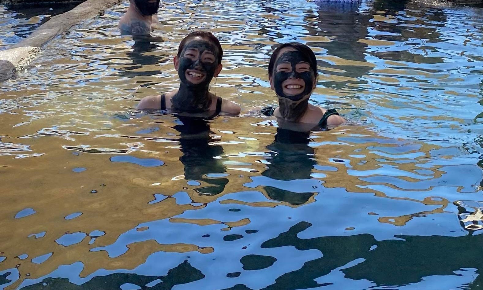 アメリカの温泉に入っている池田さん(左)