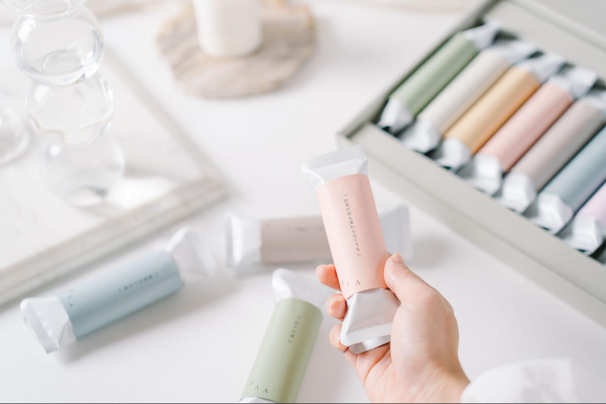 一つずつ、エッセイの書かれた紙で包まれた「HAA for bath 日々(入浴剤)」