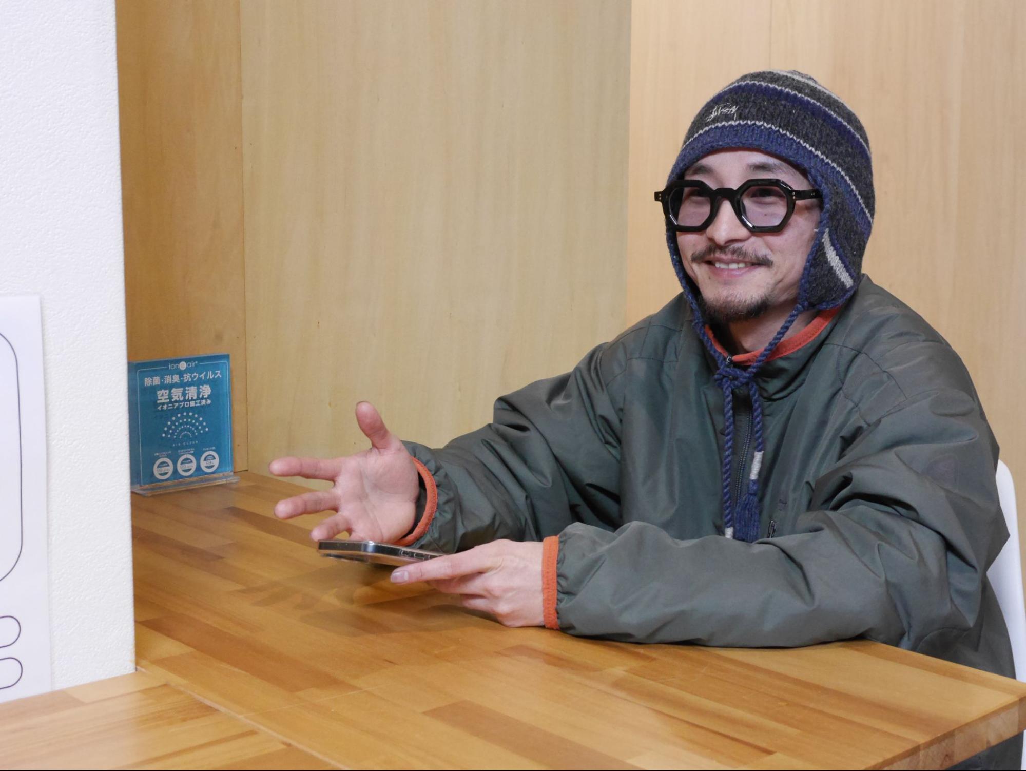 インタビュー中の山野さん